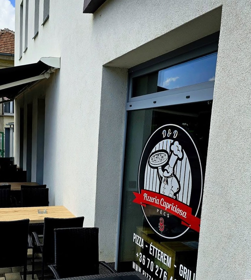 A Pizzéria Capriciosa terasza és bejárata