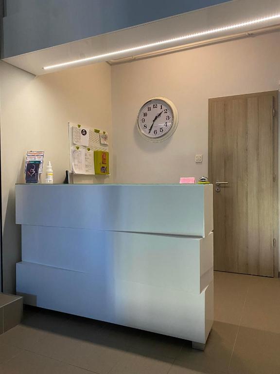 Recepciós pult az előtérben